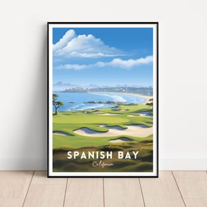 Peut inclure: Une affiche avec une vue panoramique d'un terrain de golf surplombant une plage avec le texte "SPANISH BAY California" en bas.