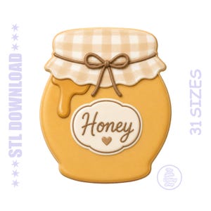 Peut inclure: Un biscuit en forme de pot de miel avec un couvercle à carreaux beige et blanc, un nœud marron et une goutte de miel sur le côté. Une étiquette blanche centrale porte le mot Honey en écriture marron avec un petit cœur. Texte STL DOWNLOAD 31 SIZES.