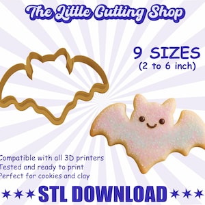 Puede incluir: Un cortador de galletas con forma de murciélago y una galleta decorada con forma de murciélago. El cortador de galletas es dorado y la galleta es rosa con una cara sonriente. El texto en la imagen dice "The Little Cutting Shop", "9 Tamaños (5 a 15 cm)" y "STL DOWNLOAD".