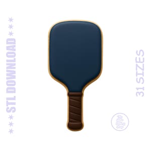 Könnte beinhalten: Ein dunkelblaues Ausstecherförmchen in Form eines Pickleball-Schlägers mit braunem Griff. Der Ausstecher hat einen hellbraunen Rand. Auf der linken Seite steht "STL DOWNLOAD" und auf der rechten Seite "31 SIZES".