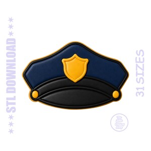 Può includere: Un cappello da poliziotto blu navy, nero e oro. Il cappello presenta un'emblema a scudo dorato e due bottoni dorati. L'immagine include anche il testo "STL DOWNLOAD" e "31 SIZES".
