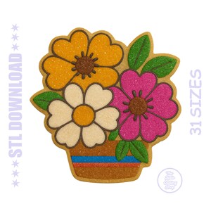 Puede incluir: Un cortador de galletas con forma de ramo de flores. Las flores son amarillas, rosas y blancas con centros marrones y hojas verdes. Las flores están en una maceta marrón con rayas azules y rojas. El texto a la izquierda dice "STL DOWNLOAD" y a la derecha "31 SIZES".
