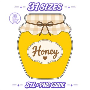 Pode incluir: Uma ilustração digital de um pote de mel amarelo com uma tampa xadrez bege amarrada com um cordão castanho. O rótulo apresenta o texto Honey e um pequeno coração. O texto superior diz 31 SIZES e o inferior STL+PNG GUIDE.