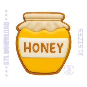 Puede incluir: Una galleta con forma de tarro de miel con un contorno marrón, un centro amarillo y una etiqueta blanca con la palabra HONEY en letras marrones. El texto STL DOWNLOAD y 31 SIZES aparece a los lados, con un pequeño logotipo circular abajo a la derecha.