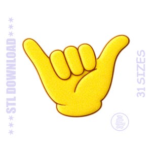 Peut inclure: Un geste de la main jaune, le signe shaka, avec un contour marron. L'image comprend le texte "STL DOWNLOAD" à gauche et "31 TAILLES" à droite. Un petit logo circulaire se trouve dans le coin inférieur droit.