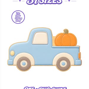 Può includere: Un tagliabiscotti a forma di camion azzurro con una zucca nel cassone. Il design presenta passaruota e finestrini color crema, ruote marroni e una zucca arancione. Il testo riporta 31 SIZES in alto e STL+PNG GUIDE in basso.