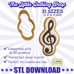 Puede incluir: Un cortador de galletas y una galleta decorada con forma de clave de sol. El cortador es dorado y la galleta tiene una base blanca con un diseño de clave de sol marrón. El texto dice "The Little Cutting Shop" y "STL DOWNLOAD".