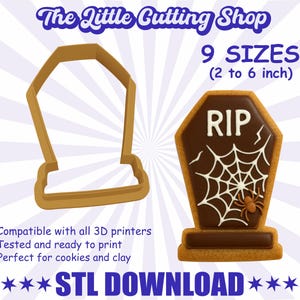 Może przedstawiać: Wycinarka do ciastek w kształcie nagrobka i ozdobne ciastko. Wycinarka do ciastek jest jasnobrązowa. Ciastko jest brązowe z białym lukrem z napisem "RIP" i wzorem pajęczyny. Tekst mówi "9 rozmiarów (5 do 15 cm)" i "STL DOWNLOAD".