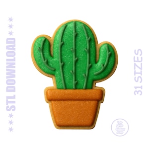 Puede incluir: Un cortador de galletas de cactus verde en una maceta de terracota. El cactus tiene una superficie texturizada y está delineado en un verde más oscuro. La maceta es de color naranja claro. El texto a la izquierda dice "STL DOWNLOAD" y el texto a la derecha dice "31 SIZES".