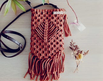 Macrame Umhängetasche mit Fransen, Macrame Trendtasche für Smartphone, Einzigartige Handytasche im Boho Stil, Makramee Tasche mit Knopfverschluss