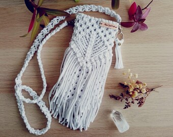 Makramee Boho Handytasche, Handytasche zu Makramee, Handy Umhängetasche weiß gefärbt, Makramee Tasche mit Knopfverschluss, Mini Tasche