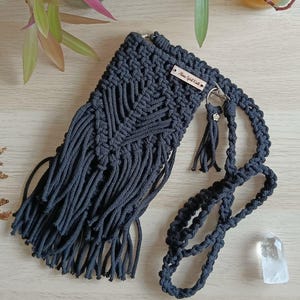 Borsa a tracolla in macramè, Borsa leggera per cellulare in macramè, Borsa per telefono in macramè nera, Elegante piccola borsa in macramè con frange, Borsa Boho
