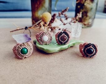 Mikromakramee Ring mit Mineral, Edelstein verknoteter Ring Makramee, Boho Schmuck Mikromakramee, Tribal Mikromakramee Schmuckfest