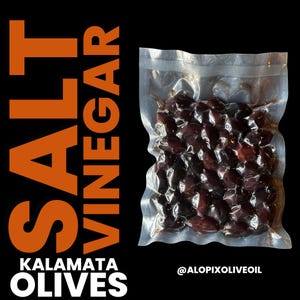 Può includere: Una confezione trasparente piena di olive Kalamata. Il testo "SALT VINEGAR" è stampato in grandi lettere arancioni sul lato sinistro dell'immagine, con "KALAMATA OLIVES" sotto. Lo sfondo è nero.