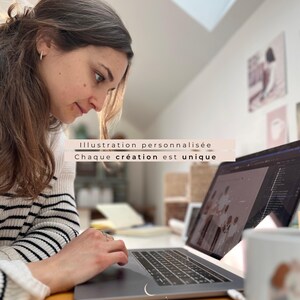 以下が含まれることがあります： 「Illustration personnalis&eacute;e Chaque cr&eacute;ation est unique」のテキストが表示されたノートパソコンで作業している人。ストライプのシャツを着ています。右側にはデザインが施されたマグカップが見えます。