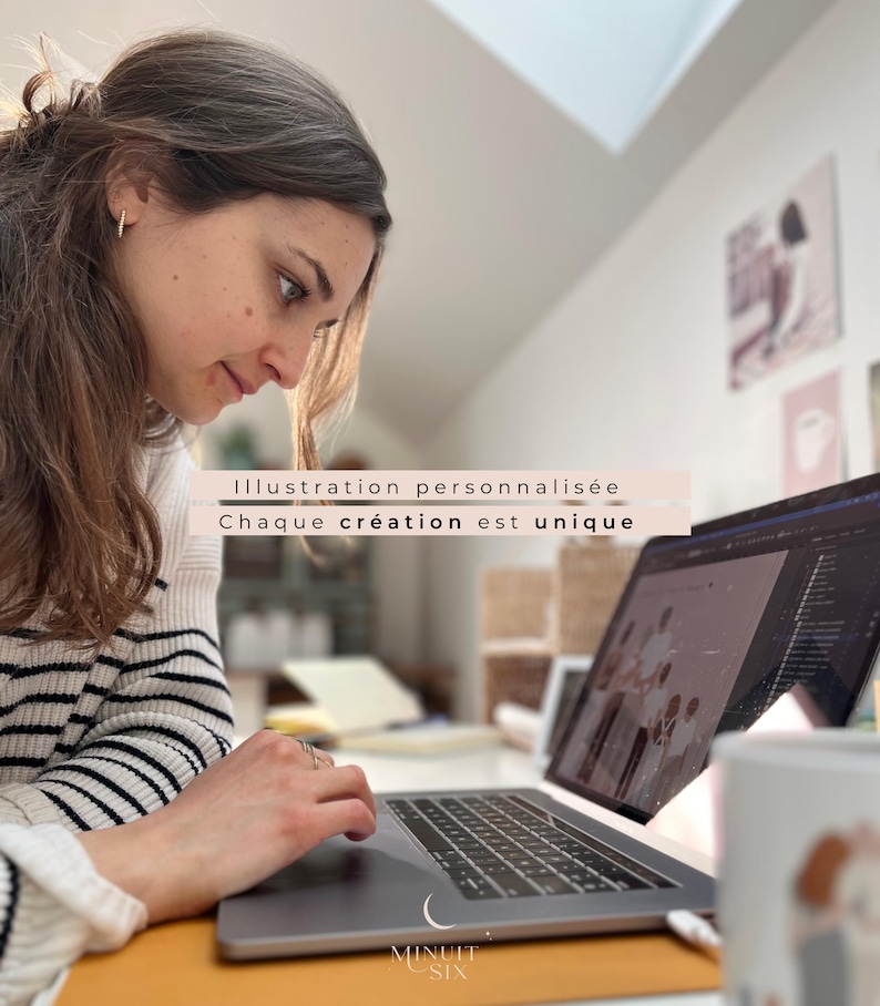 以下が含まれることがあります： 「Illustration personnalis&eacute;e Chaque cr&eacute;ation est unique」のテキストが表示されたノートパソコンで作業している人。ストライプのシャツを着ています。右側にはデザインが施されたマグカップが見えます。