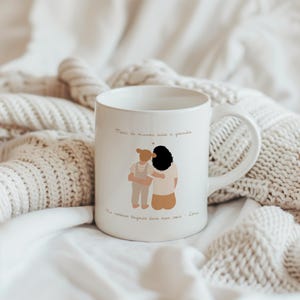 Peut inclure: Mug en céramique blanche avec une illustration brune et beige de deux personnes qui s'embrassent. Le texte sur le mug est "Merci de m'avoir aidé à grandir. Tu resteras toujours dans mon cœur - Love".