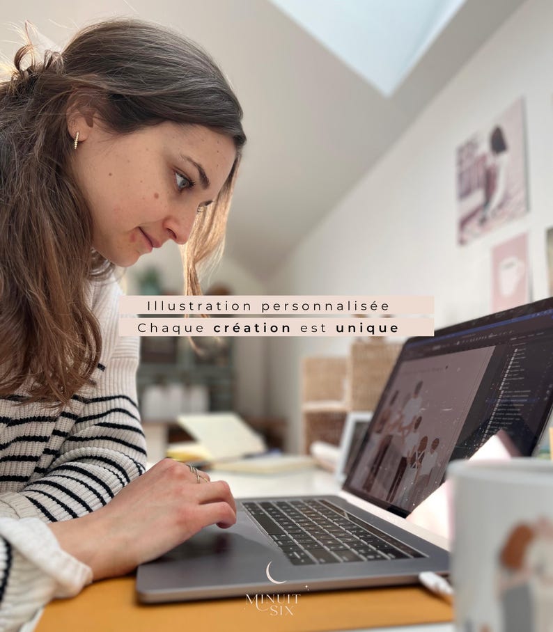 May include: A person working on a laptop with the text "Illustration personnalis&eacute;e Chaque cr&eacute;ation est unique". The person is wearing a striped shirt. A mug with a design is visible on the right.