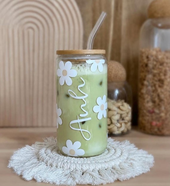 Personalisiertes Blumen Glas 500 ml | Daisy Trinkglas mit Name | Iced Coffee Glas | Glas mit Bambusdeckel | Geschenk Freundin | Matcha Glas