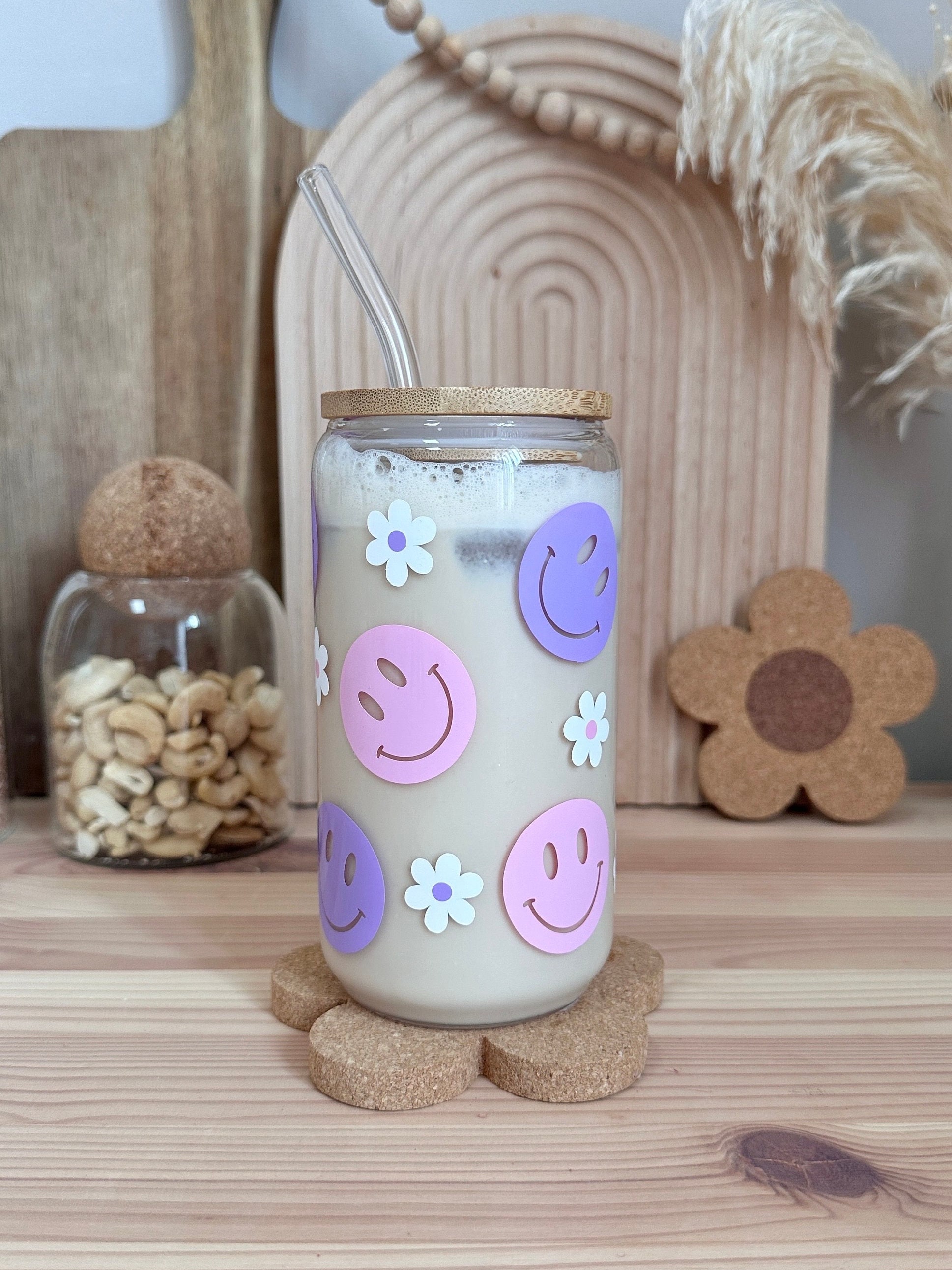 Smiley Glas 500 ml | Iced Coffee Glas mit Bambusdeckel & Glasstrohhalm | Pastell Smiley Cup | Matcha Glas | Geschenkidee | Personalisierbar