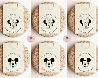 Puede incluir: Seis camisetas de color crema con texto negro y una imagen de dibujos animados en blanco y negro de Mickey Mouse. Tres camisetas dicen "The Happiest Mama on Earth" y tres camisetas dicen "The Happiest Dad on Earth".