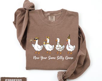 Camisa Comfort Colors® de manga larga "New Year Same Silly Goose", "Happy New Year", "Navidad" y "New Year 2026".