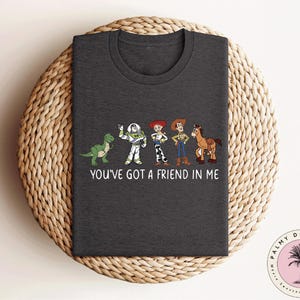 Camiseta "Tienes un amigo en mí", camiseta de Disneyland, camiseta de Disney Vacation 2024, camiseta de Toy Story Friends, camiseta de Woody, camiseta infantil de Toy Story imagen 4