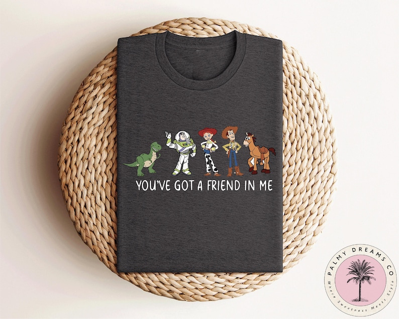 Camiseta "Tienes un amigo en mí", camiseta de Disneyland, camiseta de Disney Vacation 2024, camiseta de Toy Story Friends, camiseta de Woody, camiseta infantil de Toy Story imagen 4