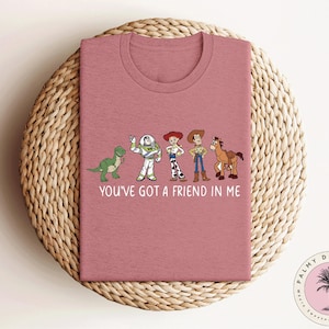 Camiseta "Tienes un amigo en mí", camiseta de Disneyland, camiseta de Disney Vacation 2024, camiseta de Toy Story Friends, camiseta de Woody, camiseta infantil de Toy Story imagen 3