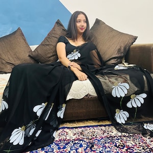 Handbemalter schwarzer Chiffon Saree mit Bluse, schwarzer Saree, Bollywood Saree, Chiffon Sari Geschenk für Mutter, Partywear Saree, indischer Sari, schwarzer Saree