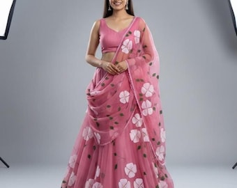 Handmålat persikafärgat organza lehenga-set: Kornellblommor, chiffongdupatta