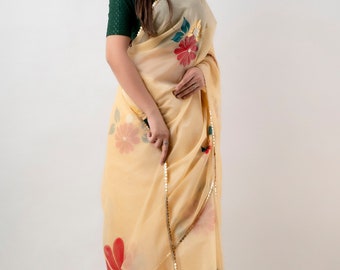 Handmålad gyllene blommig organza sari: Anpassad Bollywood-stil
