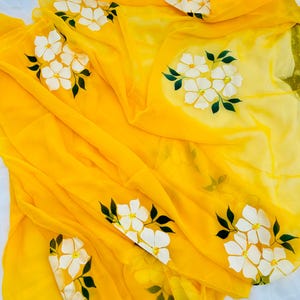 Handbeschilderde mangokleurige chiffon saree met pailletten: Indiase haldi-outfit met bijpassende blouse