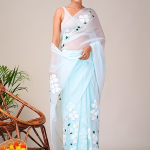 Sari de dama de honor vintage pintado a mano en gasa azul cielo con blusa personalizada, sari con estampado floral, regalo personalizado para mamá