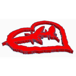 Puede incluir: Un diseño rojo en forma de corazón con un elemento floral estilizado en su interior. El diseño tiene un efecto 3D con un contorno más oscuro, sobre un fondo blanco. Los bordes del corazón tienen un aspecto texturizado.