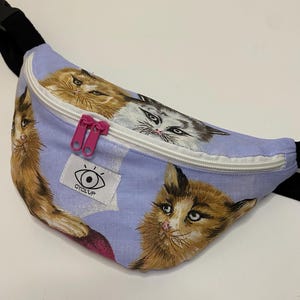 Sac banane chat unique en torchon calendaire vintage, sac banane motif chat, banane upcyclée, denim fanny pack, petit sac bandoulière unisex
