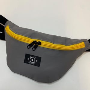 Sac banane imperméable fabriqué avec un manteau imperméable recyclé, sac upcyclé, petit sac bandoulière unisexe, sac de hanche, sac de tail