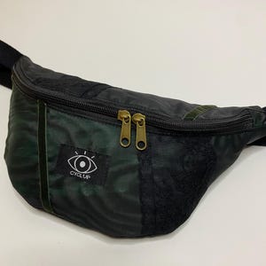 Sac banane upcyclé avec une robe verte à reflet effet bois, banane upcyclé, banane homme, banane patchwork, sac banane femme, banane vintage