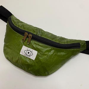 Sac banane en toile de parachute recyclé, sac upcyclé, sac ceinture upcyclé, sac de taille, sac de hanche, petit sac bandoulière unisexe