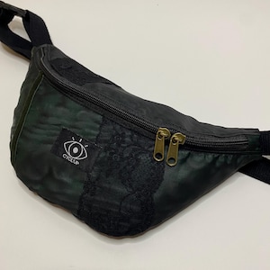 Sac banane upcyclé avec une robe verte à morif bois, banane dentelle upcyclé, banane homme, sac banane femme, banane vintage
