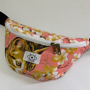 Sac banane chat unique en torchon calendaire vintage, sac banane motif chat, banane upcyclée, denim fanny pack, petit sac bandoulière unisex