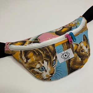 Sac banane unique en torchon calendaire vintage, sac banane motif chat, banane upcyclée, denim fanny pack, petit sac bandoulière unisexe