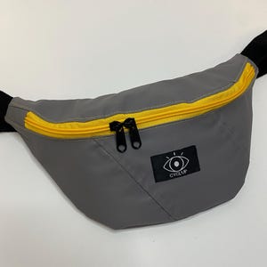 Sac banane imperméable fabriqué avec un manteau imperméable recyclé, sac upcyclé, petit sac bandoulière unisexe, sac de hanche, sac de tail