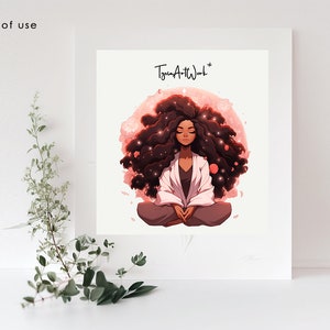 Puede incluir: Ilustraci&oacute;n de una persona meditando con cabello largo, oscuro y rizado y una bata blanca. La obra de arte est&aacute; ambientada sobre un fondo rosa suave con el texto "Tzara Art Work+" en la esquina superior derecha. La imagen se muestra sobre un fondo blanco.