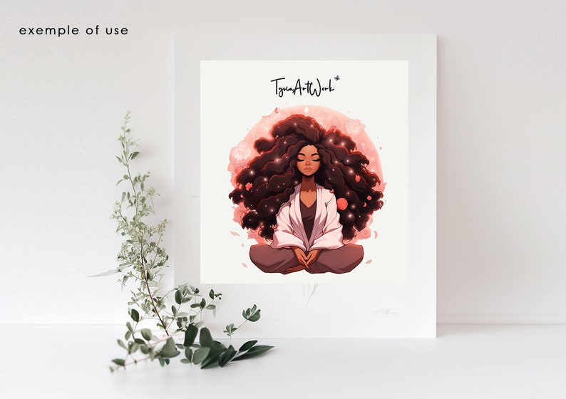 Puede incluir: Ilustraci&oacute;n de una persona meditando con cabello largo, oscuro y rizado y una bata blanca. La obra de arte est&aacute; ambientada sobre un fondo rosa suave con el texto "Tzara Art Work+" en la esquina superior derecha. La imagen se muestra sobre un fondo blanco.