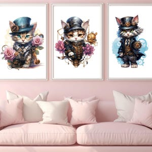 Pu&ograve; includere: Tre illustrazioni incorniciate di gatti vestiti in stile steampunk. I gatti indossano cappelli, occhiali e altri accessori. Le illustrazioni sono su sfondo bianco con accenti floreali.