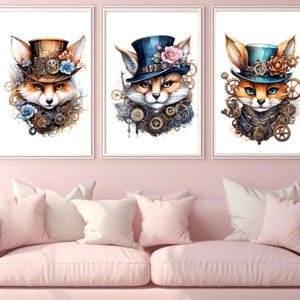 Pu&ograve; includere: Tre stampe incorniciate di illustrazioni di volpi con elementi steampunk. Ogni volpe indossa un cappello a cilindro con ingranaggi e ruote dentate attorno al collo. Le volpi sono in tonalit&agrave; di marrone, arancione, blu e bianco.