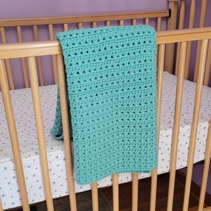 Robbin egg blue x&#39;s pattern crochet baby blanket