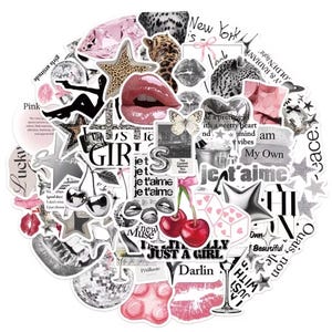 Può includere: Una collezione di adesivi con una varietà di disegni, tra cui labbra, stelle, ciliegie e stampa leopardata. Gli adesivi presentano una tavolozza di colori rosa, nero, bianco e argento. Alcuni adesivi hanno testo, come "Girls", "New York" e "Je t'aime".