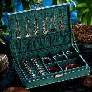 Boite a bijoux velours fait main de très bonne qualité   doux  au toucher et protègera  vos bijoux de tout type de dommage ou d'abrasion